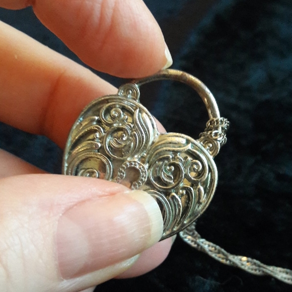 Vintage look detailed heart charm locket - Picture 8 of 8